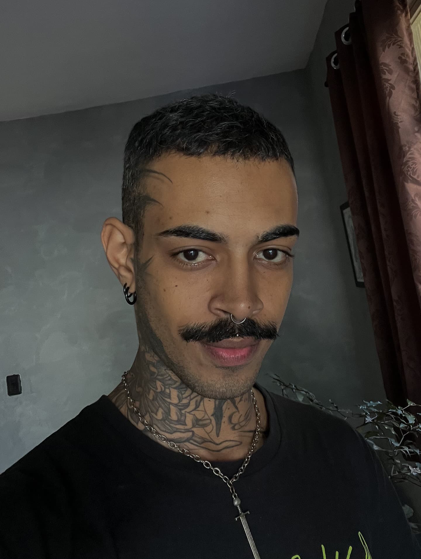 Retrato de Jerlio Almeida, com tatuagens no pescoço e no rosto